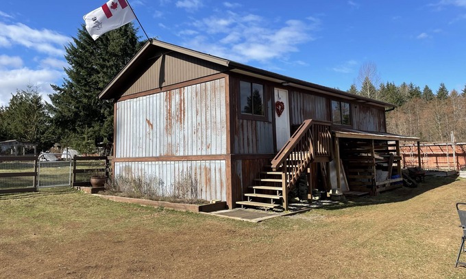 Courtenay Apartment | Private One bedroom apartment on a gated 1.5 acre horse farm