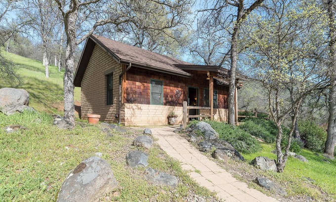 Ahwahnee Cottage | Private One-Bedroom Cottage with Kitchen: Your Romantic Hideaway near Yosemite