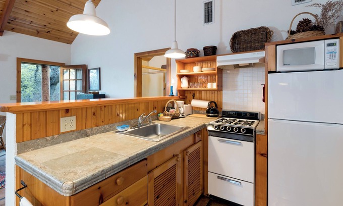 Ahwahnee Cottage | Private One-Bedroom Cottage with Kitchen: Your Romantic Hideaway near Yosemite