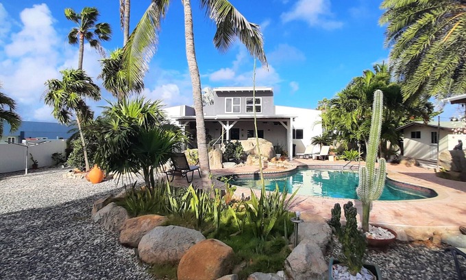 Piedra Plat Villa | Private Paradise: tropical garden, pool & jacuzzi