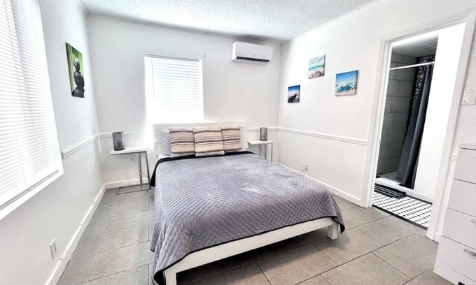 Royal Poinciana Apartment | Private Parking + FREE Bikes! Cozy 1b/1b Apt