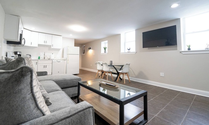 Fairmount Apartment | Private Parking+Prime Location-Amazing Apartment