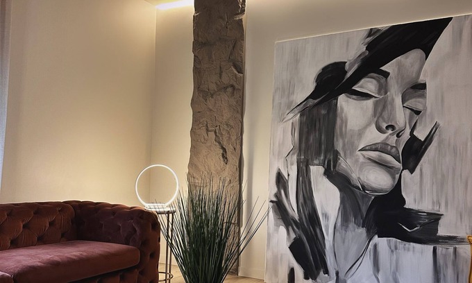 Pittsburgh Apartment | Private Parking Stylish Elegance King bed