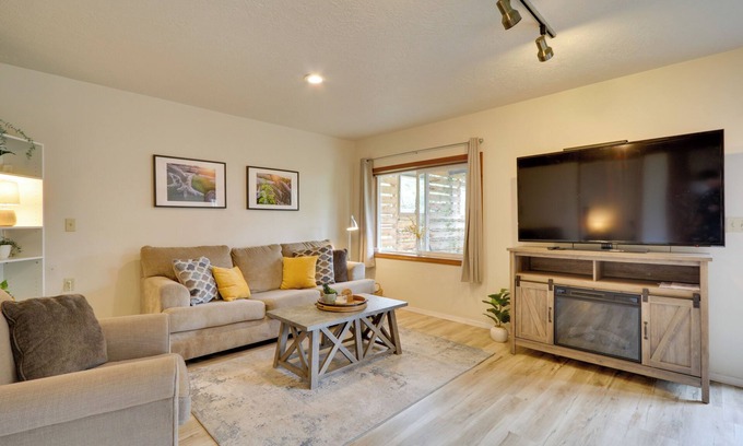 Oak Creek Apartment | Private Patio: Portland Pad Near Parks!
