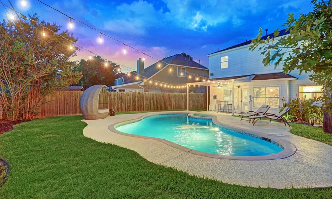 Round Rock House | Private Patio W/Heated Pool&Spa near DT Round Rock