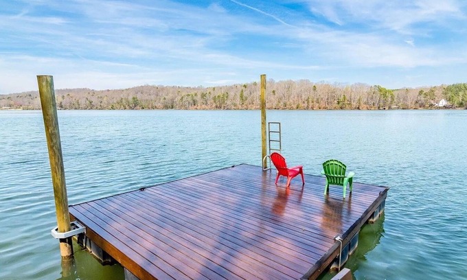 Claremont House | Private, pet friendly lakefront house on Lake Lookout Shoals.