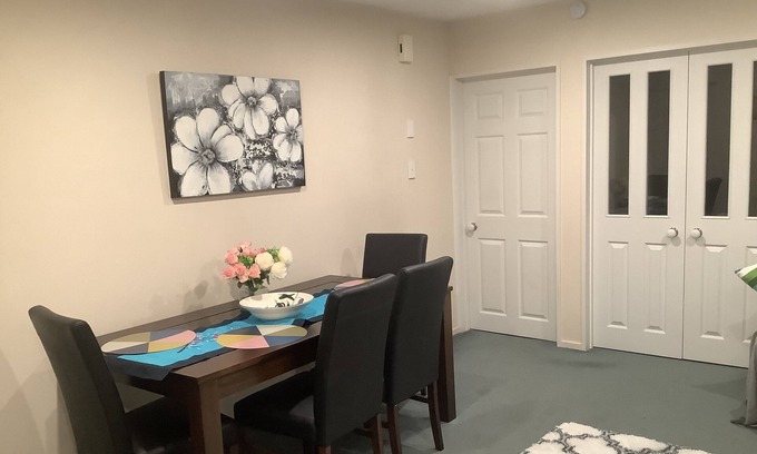 Northwood House | PRIVATE, PETS OK, WIFI, AIRPORT EASY ACCESS. Perfect Couples’ or Family Retreat