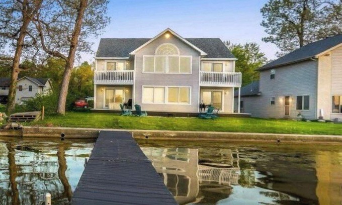 North Webster House | Private pier!Game Room!Fishing!Paddleboat!Kayaks!
