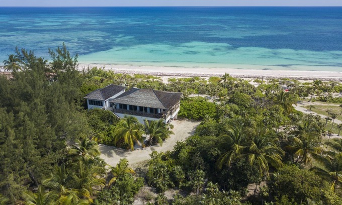 Savannah Sound Villa | PRIVATE PINK SAND BEACH Luxury, Beachfront 3 acre Estate 70ft Dock BonefishFlats