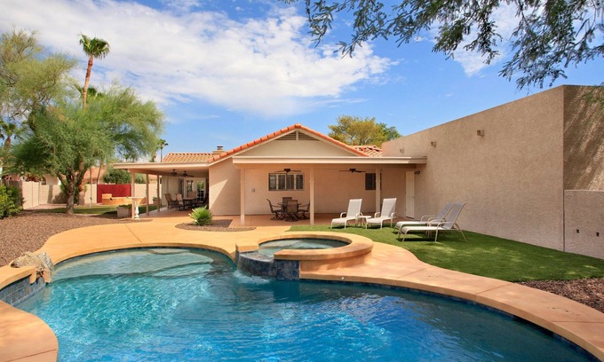 Buenavante House | Private Playground: Golf | Pool Table and Hot Tub!