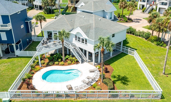 Pirates Beach West House | Private Pool, 2 Living Areas, Spacious Interior, Pool Table, Short Walk to Beach