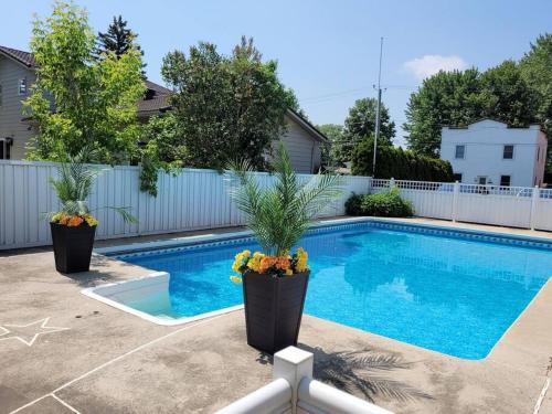 Longueuil Apartment | PRIVATE POOL AND BACKYARD * BBQ * 6 BEDS * 5 MIN. FROM MTL