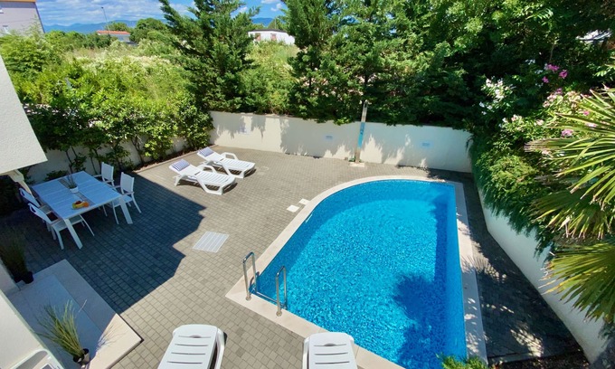 Silo Apartment | Private pool and Mediterranean garden apt Mia