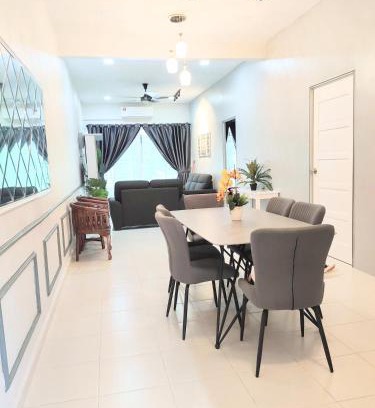 Rantau Panjang House | Private pool Cassa Dinies, Wifi , Bbq,10 pax
