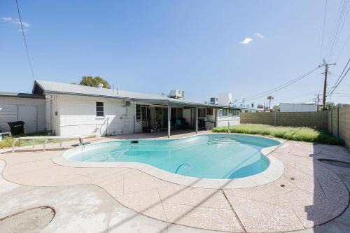 Alhambra House | Private Pool Central Location Parks Nearby