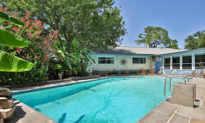 Spring Branch Central House | ✨Private Pool, City Oasis, King Suite, Hot Tub, & Bar✨