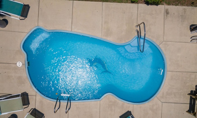 Colington House | Private Pool🏊‍♂️ Hot Tub⛱ Walk or Bike to Beach🌊Soundview, Privacy Fence