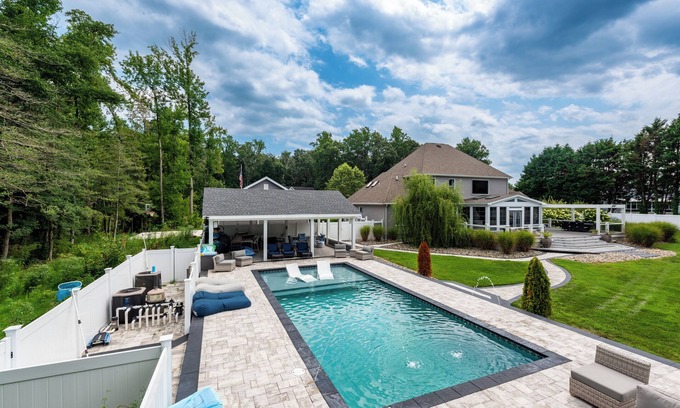 Lewes House | Private Pool Hot tub Fire Pit Beach House Sleeps 10