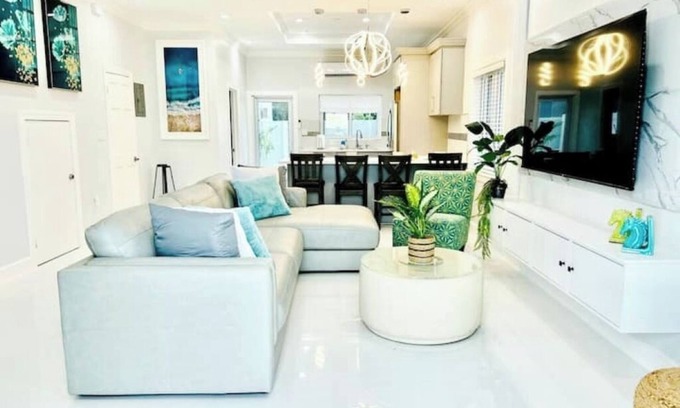 Downtown Nassau House | Private pool island retreat.nn