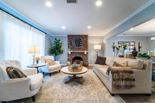 Placentia House | Private Pool Oasis/Disney 15mins/Disney+ HBO/Gym