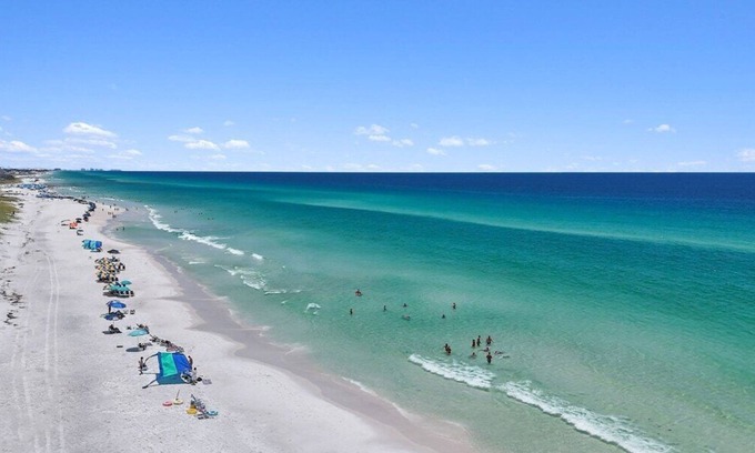 Seashore Village House | Private Pool ~ Private Beach ~ 4 King En Suites