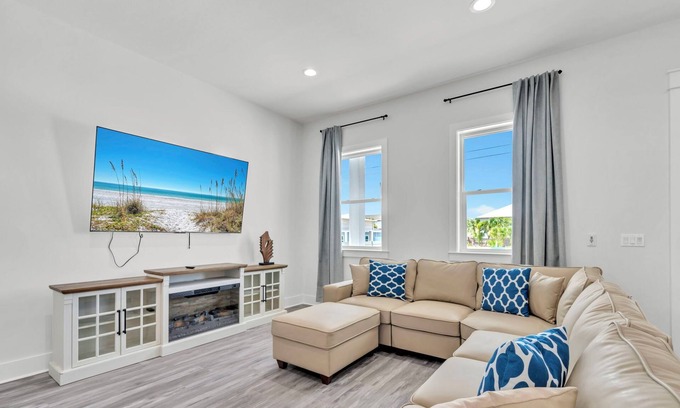 Bahama Beach House | 🌴Private Pool-Walk to Beach-Great Location-Evergreen Unit B☀️