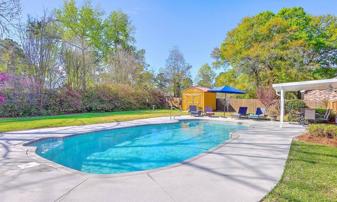 North Charleston House | Private Pool, XBox, Family Fun, Central Location