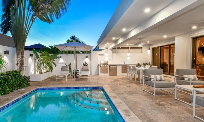 Gold Coast Condo | * PRIVATE POOL & YARD in Luxury Gold Coast Villa!*