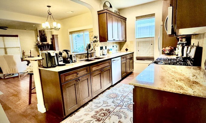 Central Point House | Private Queen Room w/Bathroom
