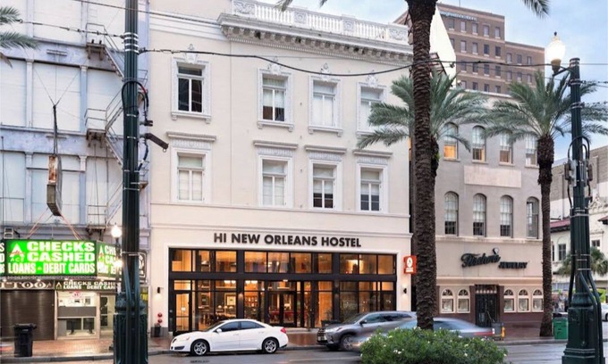 Central Business District House | Private Queen Room with ensuite bathroom nAt modern NOLA Hostel with WiFi, AC