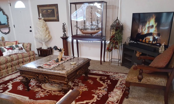 Pocatello House | ♥ Private, Quiet Home + Hot Tub + Theater Room + Office
