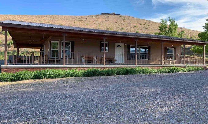 Marysvale House | Private ranch house with a view day AND night!