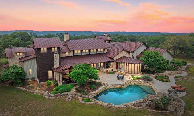 Bergheim House | Private Ranch | Pool,Ping Pong,Yoga,Weddings,Games