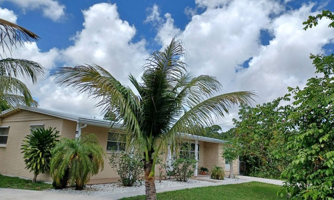 Greenacres House | Private, relaxing 1 bedroom vacation home & free parking