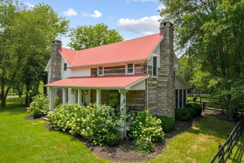 Thompson's Station House | Private Retreat Burwood 8 acres Hot Tub Fire pit