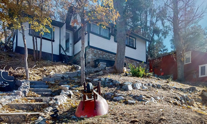Frazier Park House | Private retreat for two with modern furnishings, well-equipped kitchen, & W/D