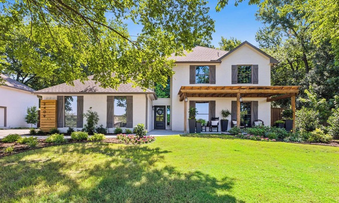 Weston Other | Private Retreat Near Wedding Venues – Pet Friendly with a Hot Tub & Fire Pit!