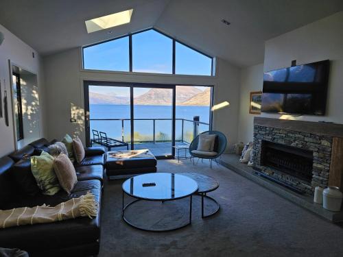 Kelvin Heights House | Private Retreat - Stunning Lake & Mountain Views