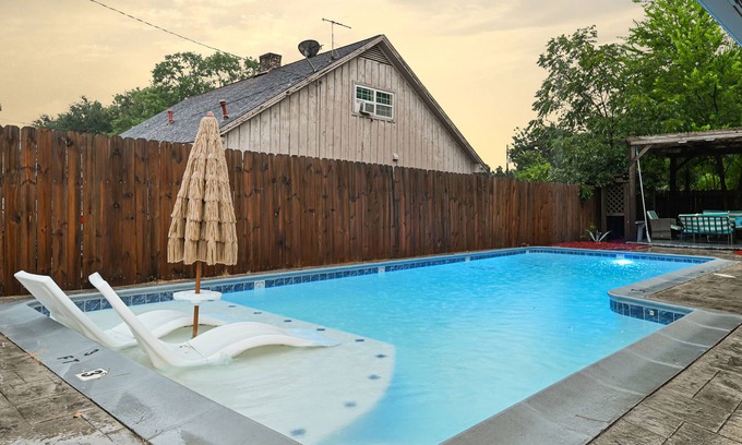 Sharpstown House | Private Retreat w/Pool, Patio, BBQ! 6BR 3BA Gem