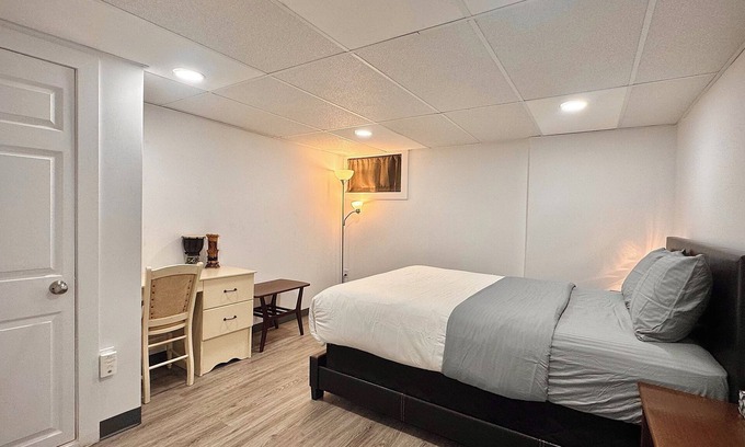 North Bay Apartment | Private Retreat – Walk to Beach | Lake | Stores |Dining