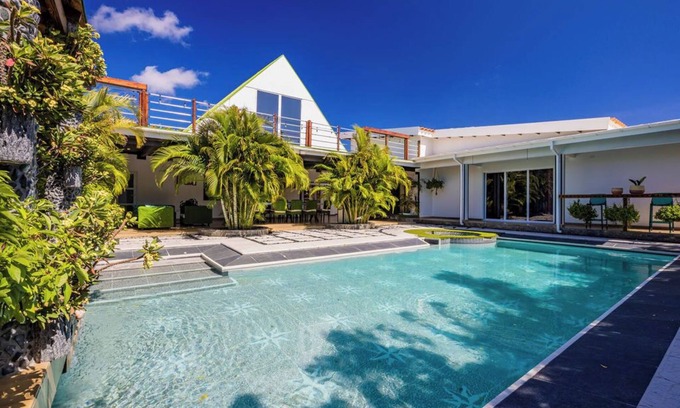 Moko Villa | Private RetreatPoolSpaBBQKitchen10 min>Beach
