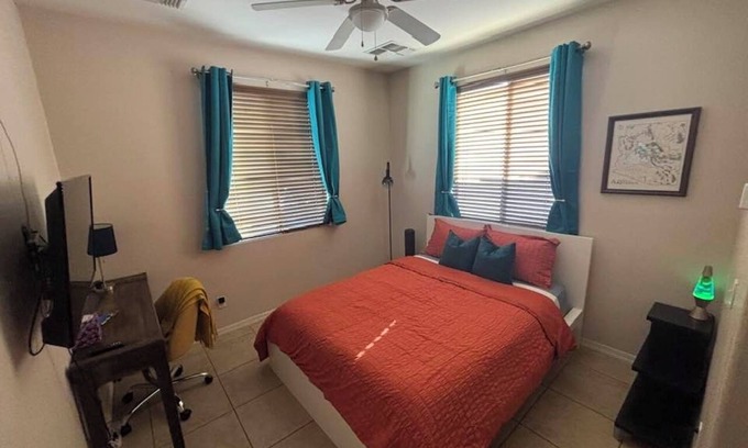 South Mountain House | Private Retro Pad~Quiet & Mod Vibe~15 min to Downtown & Airport