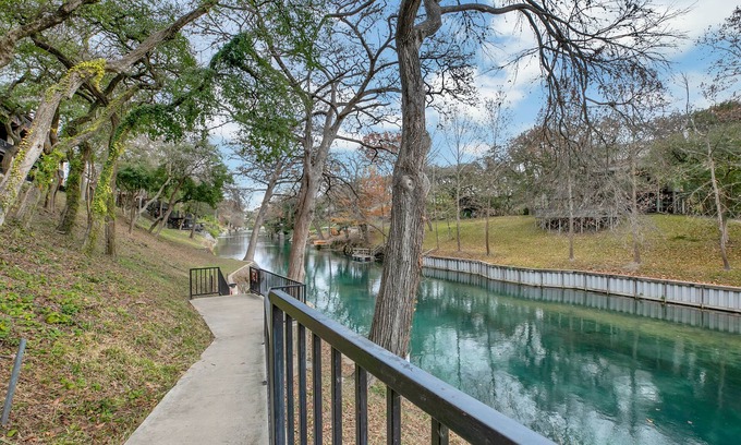 New Braunfels Condo | Private River Access, Pool, Hot tub, BBQ grills, walk downtown & Schlitterbahn!