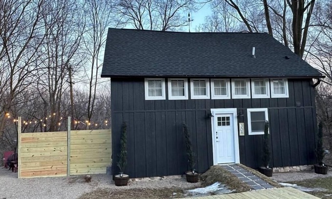 Village of Princeton Cabin | Private Riverfront, Converted Barn *EV Charger*