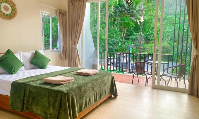 Khlong Sok House | private room with share bathroom at Little wild house Khaosok