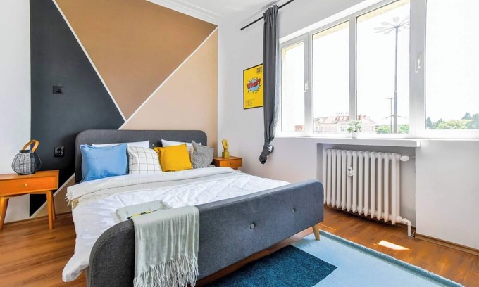 Sofia City Center Apartment | Private Room | AC | Netflix | Desk | Shared BTH