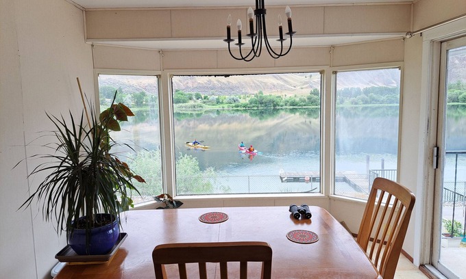 Valleyview House | Private Room at Riverfront House
