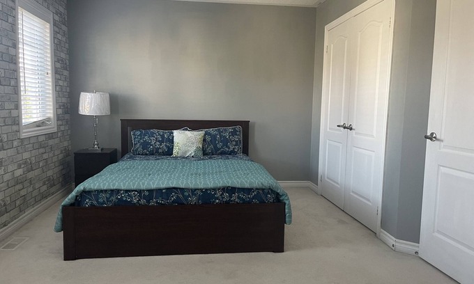 Barrie House | Private Room in South Barrie (For Females Only)