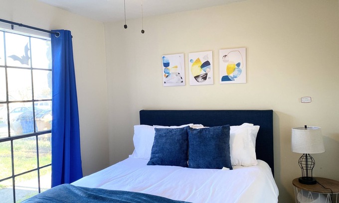McNeil House | Private room-Near Domain&St Davis Hospital
