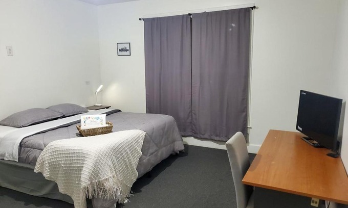 South Louisville House | Private Room Near to Downtown Churchill Downs UofL Airport &Kentucky Expo Center